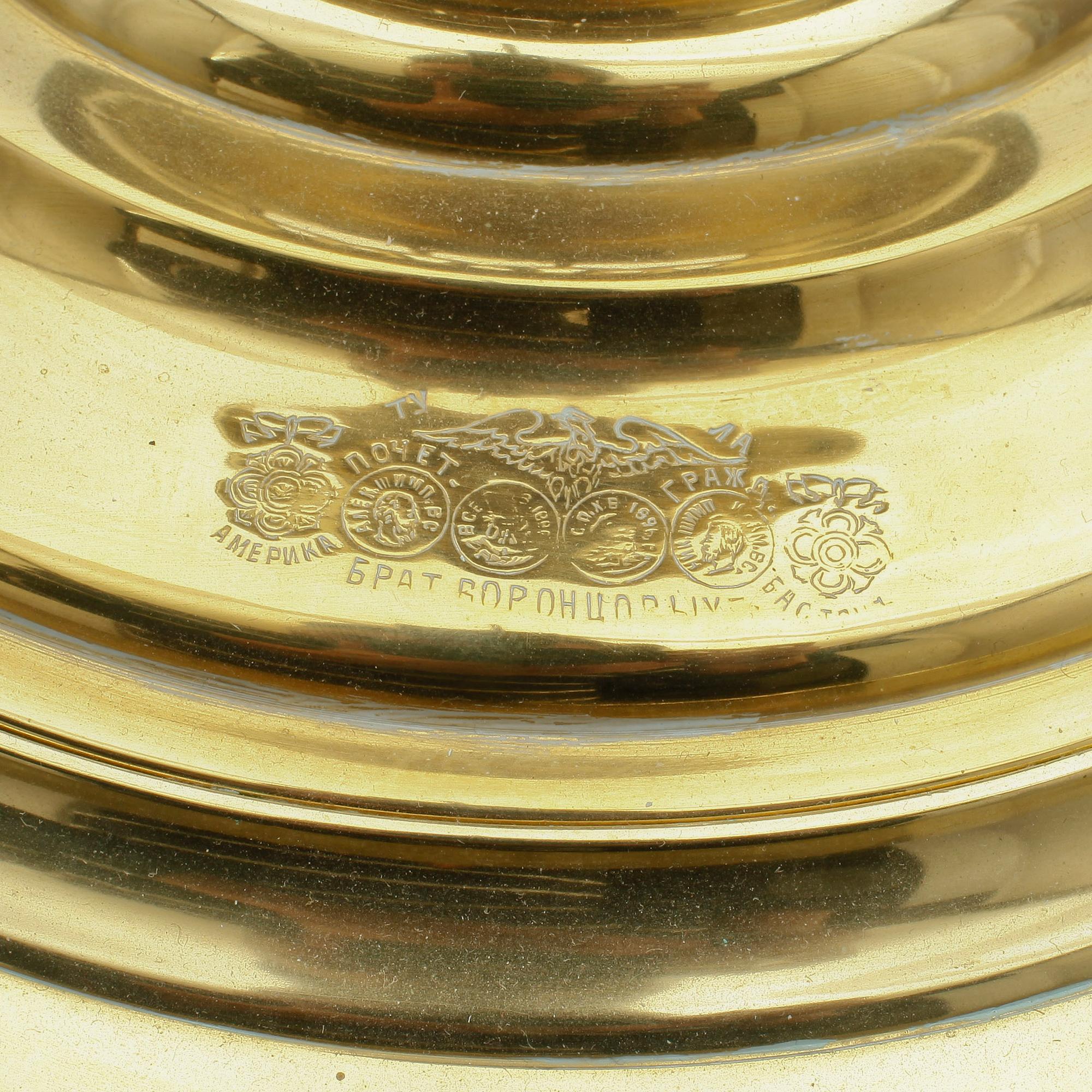 SAMOVAR på BRICKA, mässing, Ryssland, omkring sekelskiftet 1800/1900-tal.