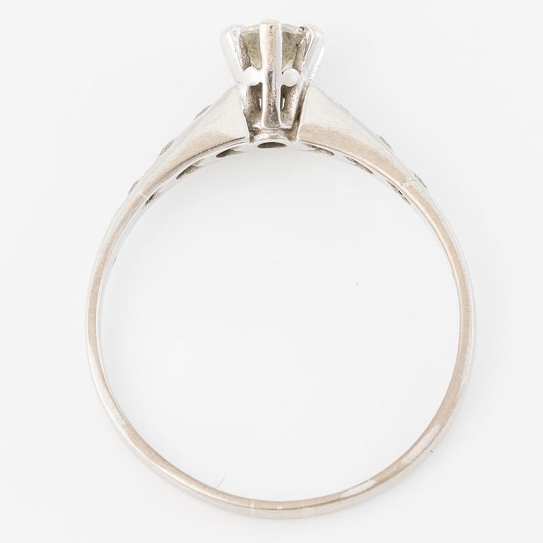 Ring 18K white gold set with round brilliant-cut diamonds.