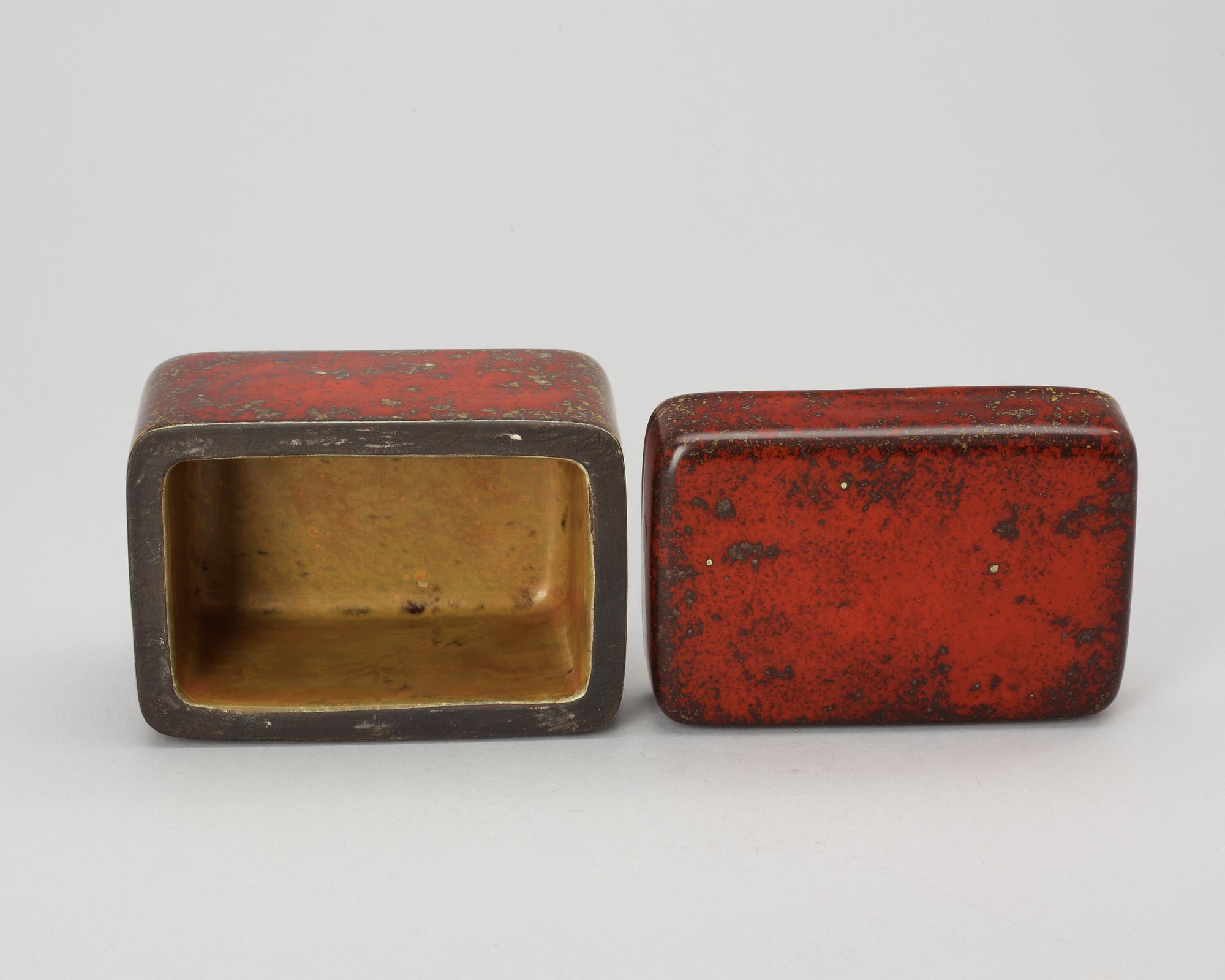 A Hans Hedberg faience box with cover, Biot, France.