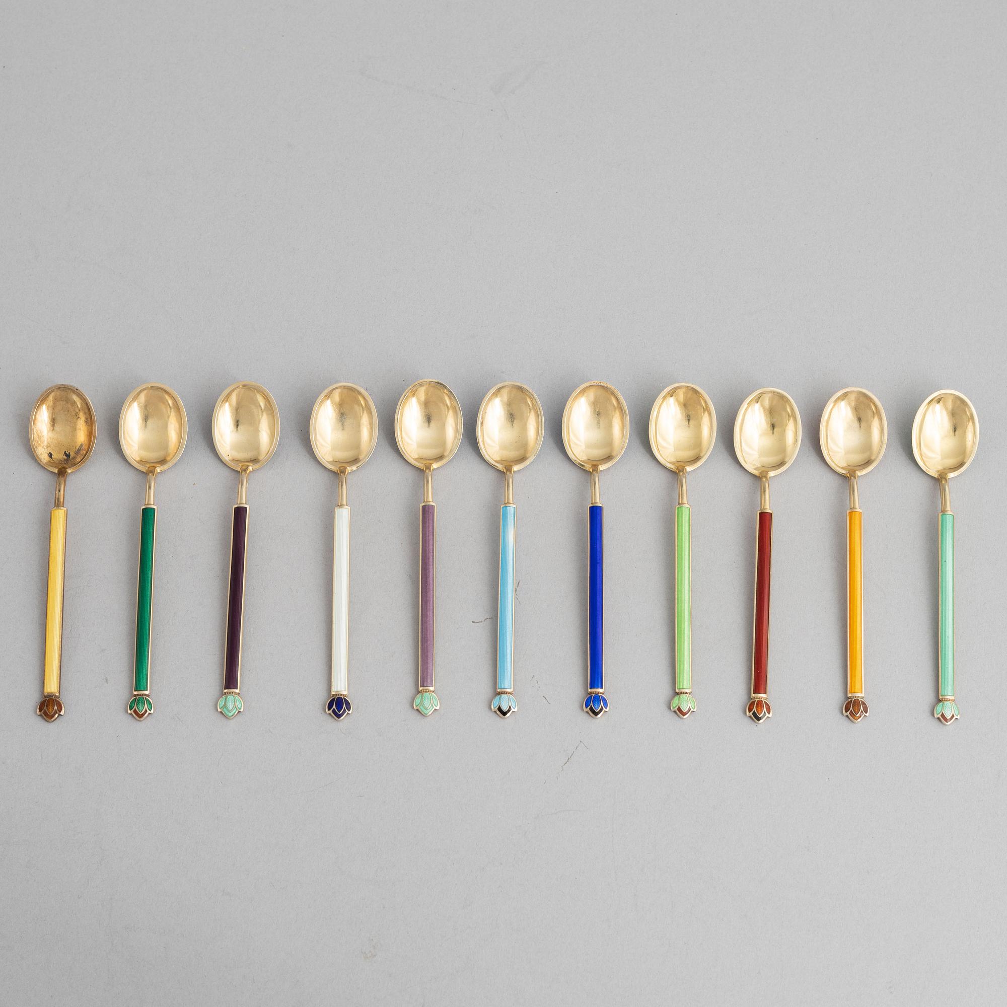 David Andersen, kaffeskedar, 11 st, förgyllt sterlingsilver och emalj, Norge, omkring 1900-talets mitt.