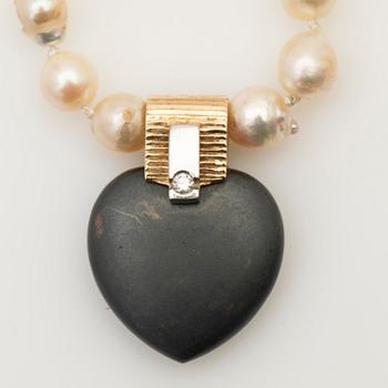 Ole Lynggaard, hänge, 14K guld med sten och diamant samt pärlcollier.