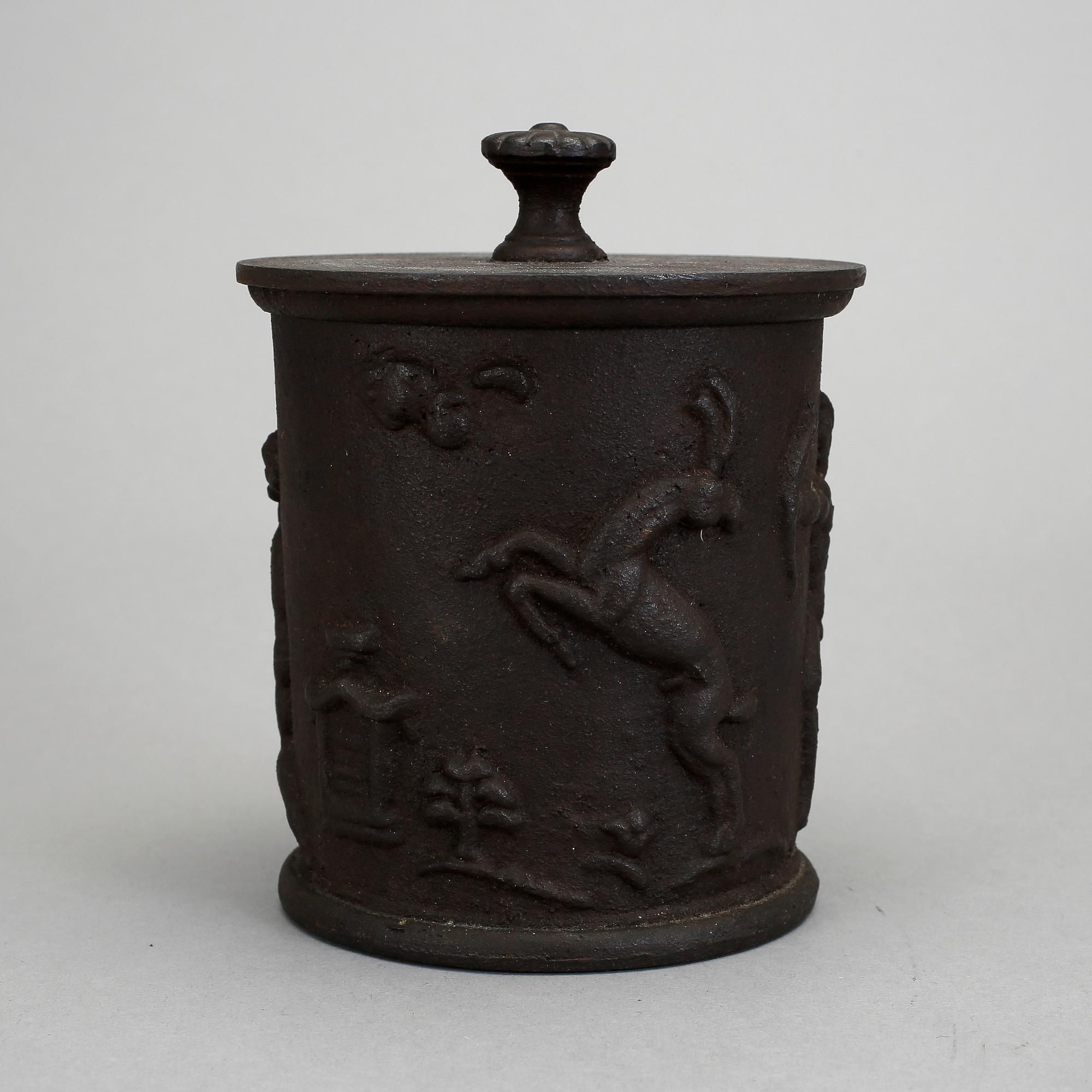 TOBAKSBURK, gjutjärn. Carl Elmberg, Näfveqvarns bruk, 1920-tal.