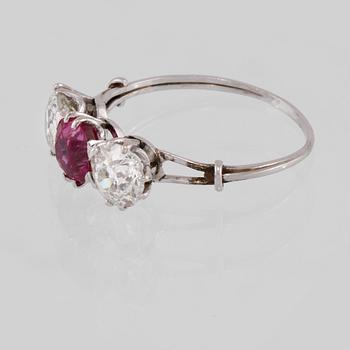 RING, 14K vitguld med 2 äldre briljantslipade diamanter samt en fasettslipad syntetisk rubin. Vikt 3,6 g.