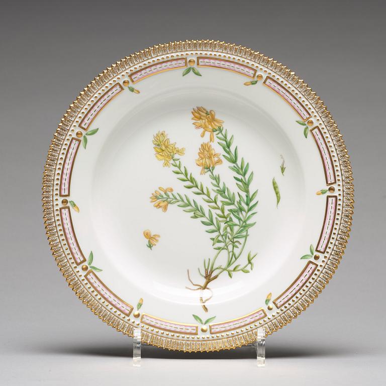 A set of 12 large Royal Copenhagen 'Flora Dancia' dinner plates, Denmark, 20th Century.