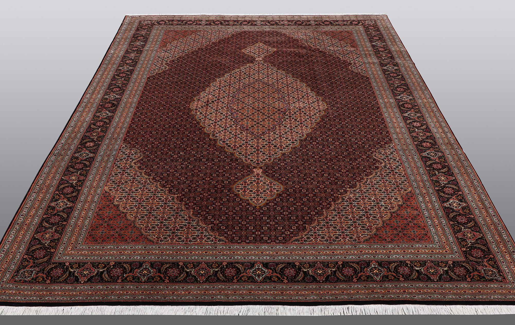 A CARPET, Tabriz, sk Mahi, 60 Raj, 286 x 200 cm.