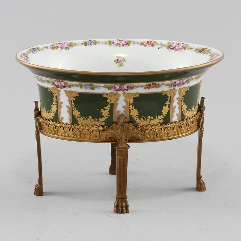 SKÅL, porslin, Sèvres- liknande märke, Louis XVI-stil, 1900-tal.