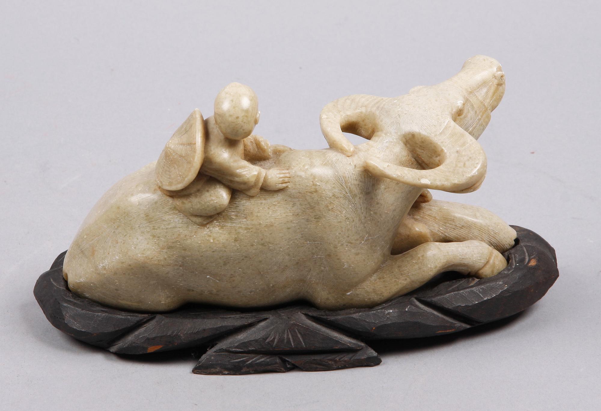 FIGUR SAMT HÄNGE, sten, Kina. 1900-tal.