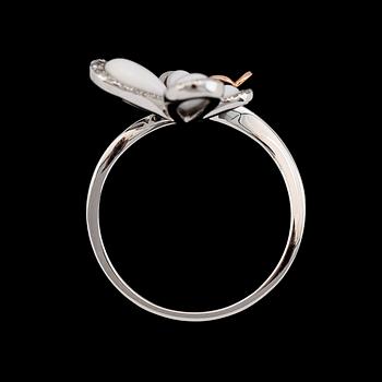 RING, 14K vit/roséguld, vita agater och diamanter.