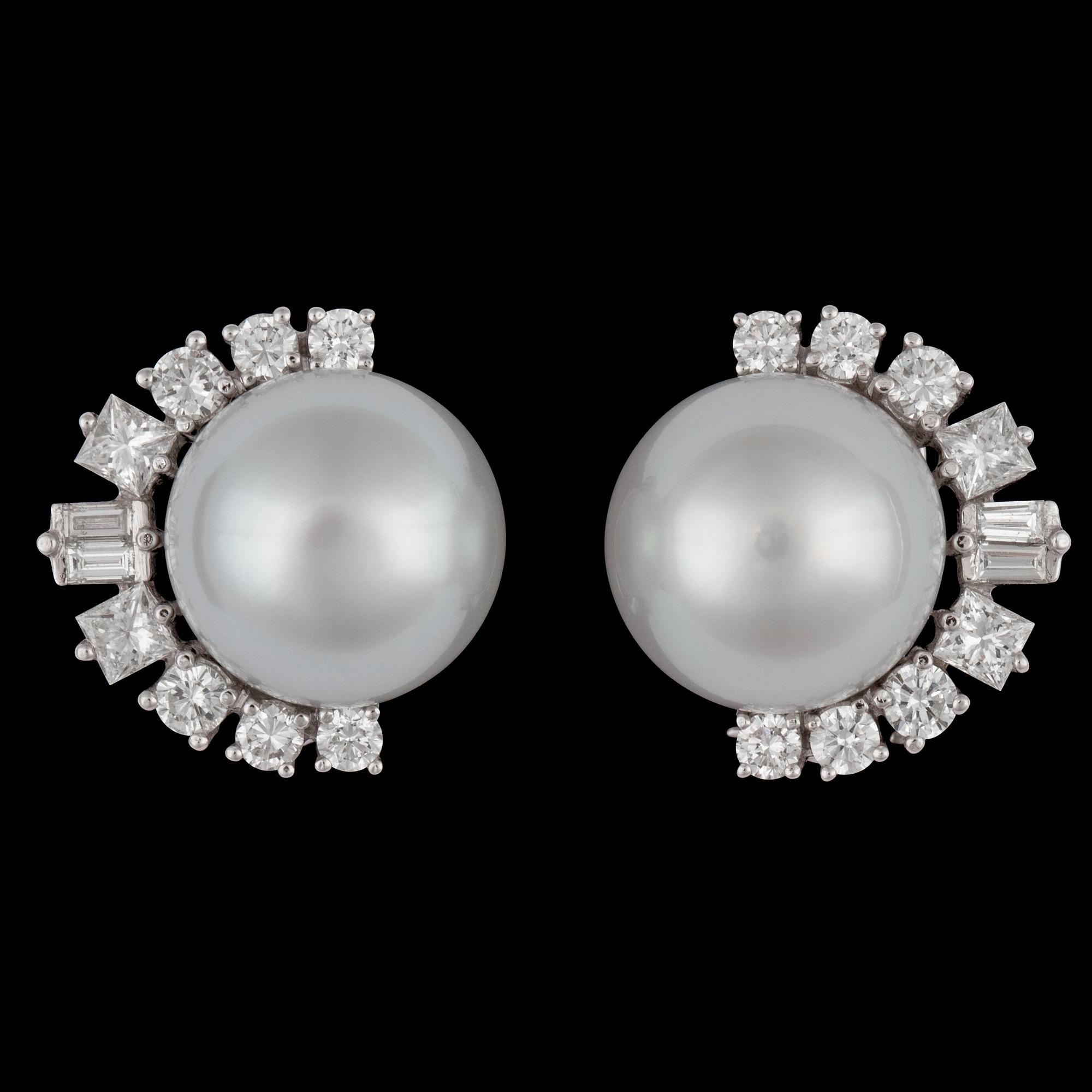 ÖRHÄNGEN, odlade South sea pärlor, 12,5 mm, prinsess- och baguette- slipade diamanter 1.52 ct.