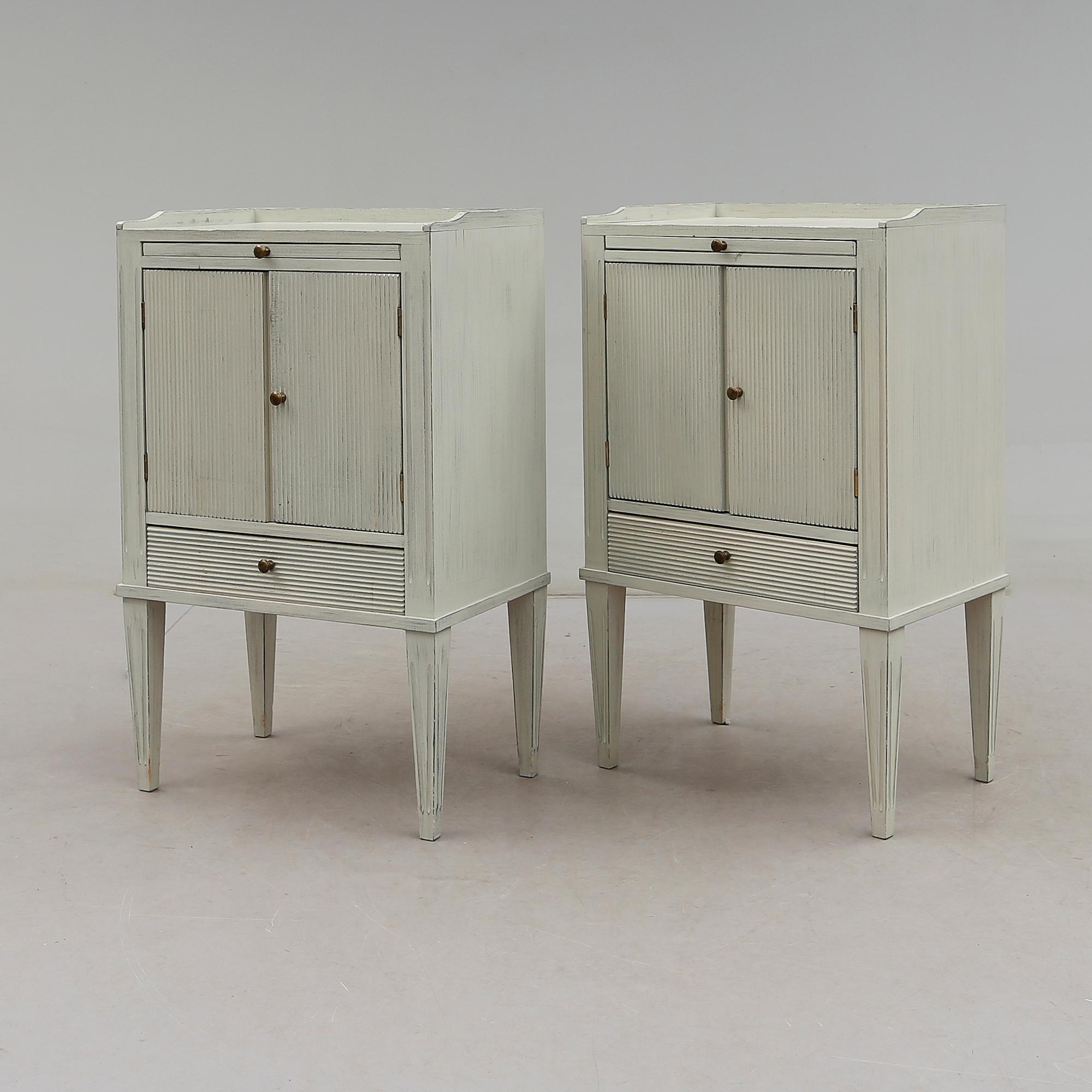 SÄNGBORD, 1 par, gustaviansk stil, 1900-talets andra hälft.