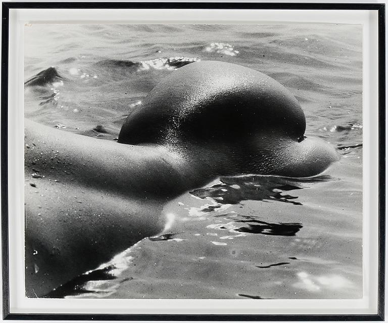 LUCIEN CLERGUE, gelatinsilverfoto, "Nu de la mer, Camarge". Signerad Lucien Clergue och daterad 1962 a tergo. Vintage.