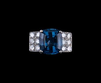 A RING, topaz c. 10 ct. brilliant cut diamonds c. 1,5 ct. Platinum. Weight 12,5 g.