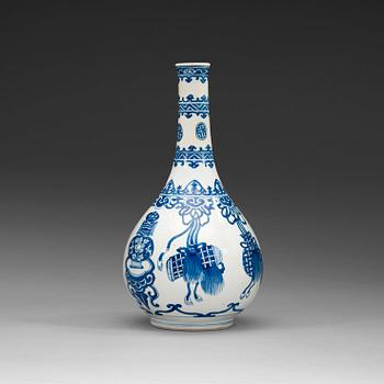 533. A blue and white drop shaped flask, Qing dynasty, Kangxi (1662-1722).