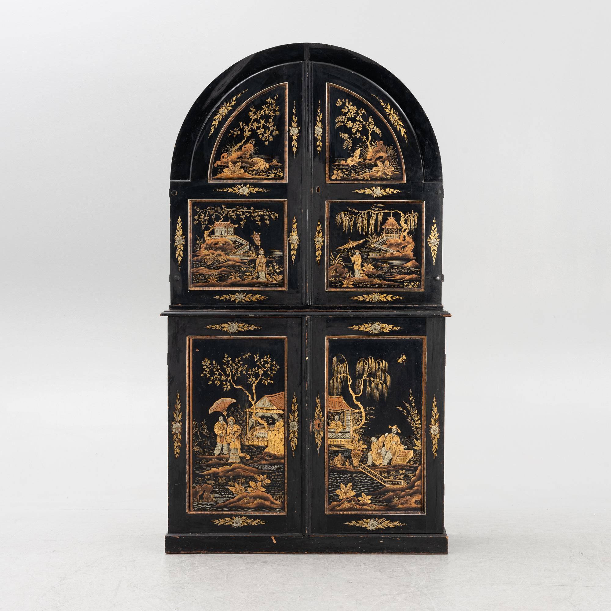 A Chinoiseries cabinet, 18th century and early 1900.