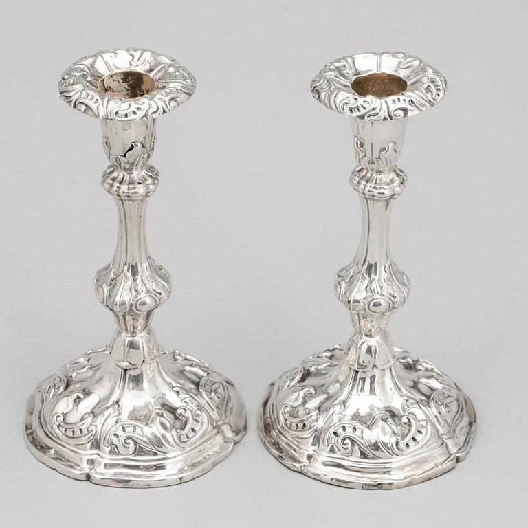 LJUSSTAKAR, ett par, silver, rokokostil, möjligen Anders Petter Lundqvist, Stockholm, 1848.