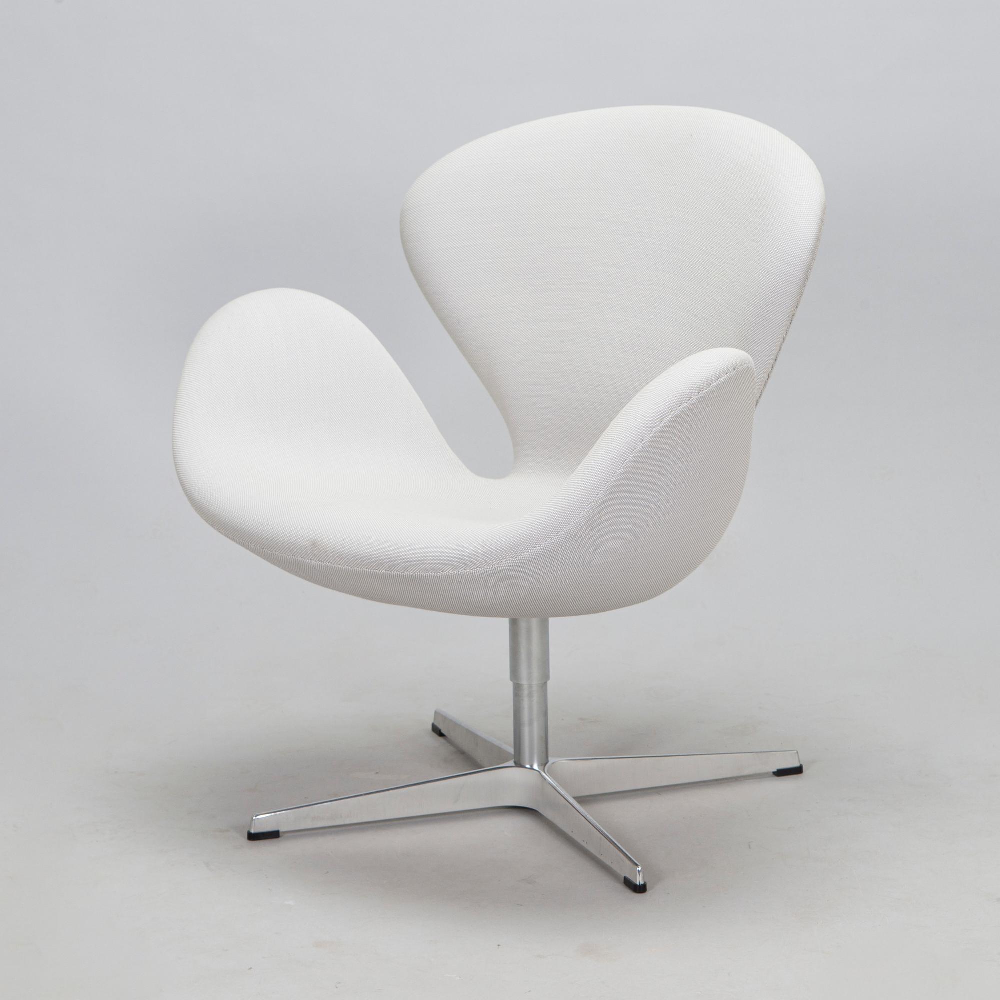 Arne Jacobsen, fåtölj, "Svanen", för Fritz Hansen, 2016.