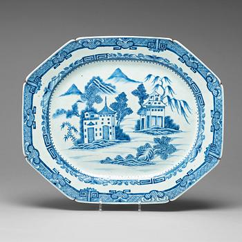745. A large blue and white serving dish, Qing dynasty, Qianlong (1736-95).