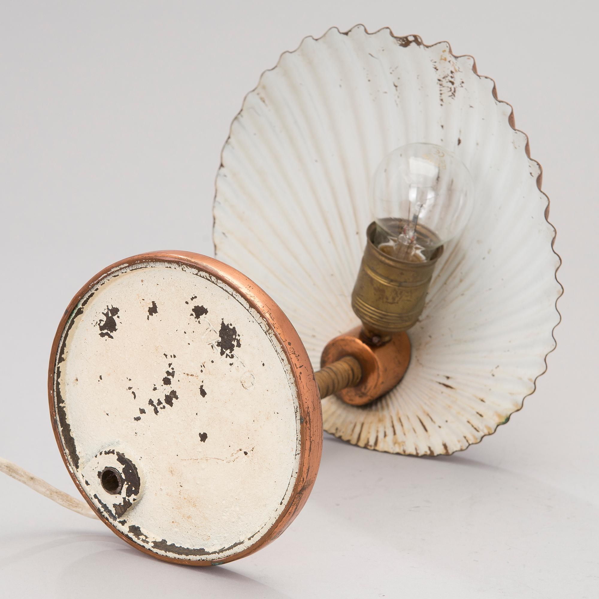 A 5321 desk lamp, "Shell", manufactured by Taito Oy. Designed in 1938/39.