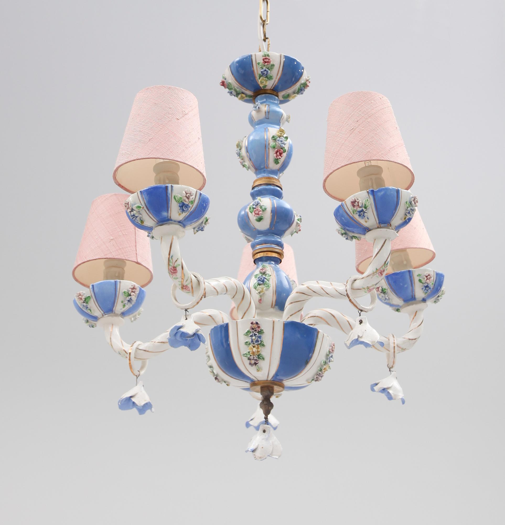 TAKLAMPA, porslin, sannolikt Italien, 1900-talets andra hälft. Höjd ca 50 cm.