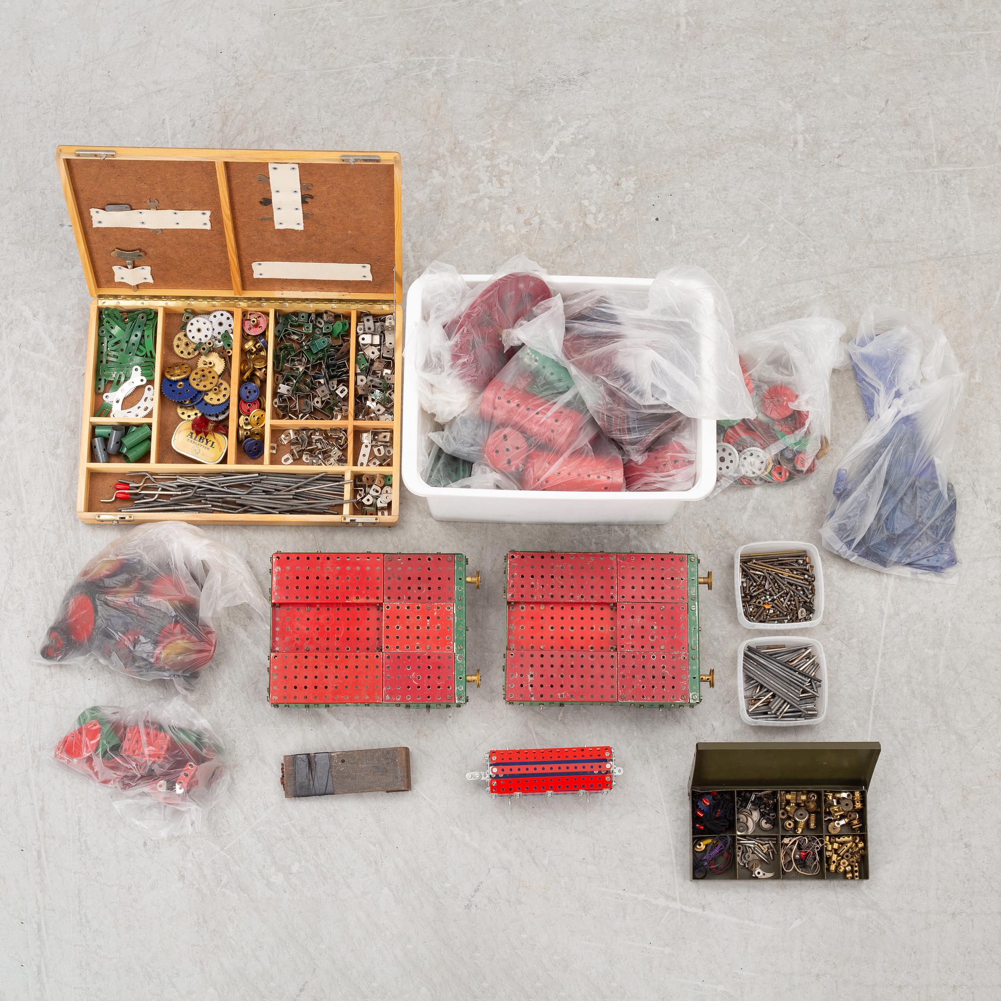 Meccano, locomotive and excavator.