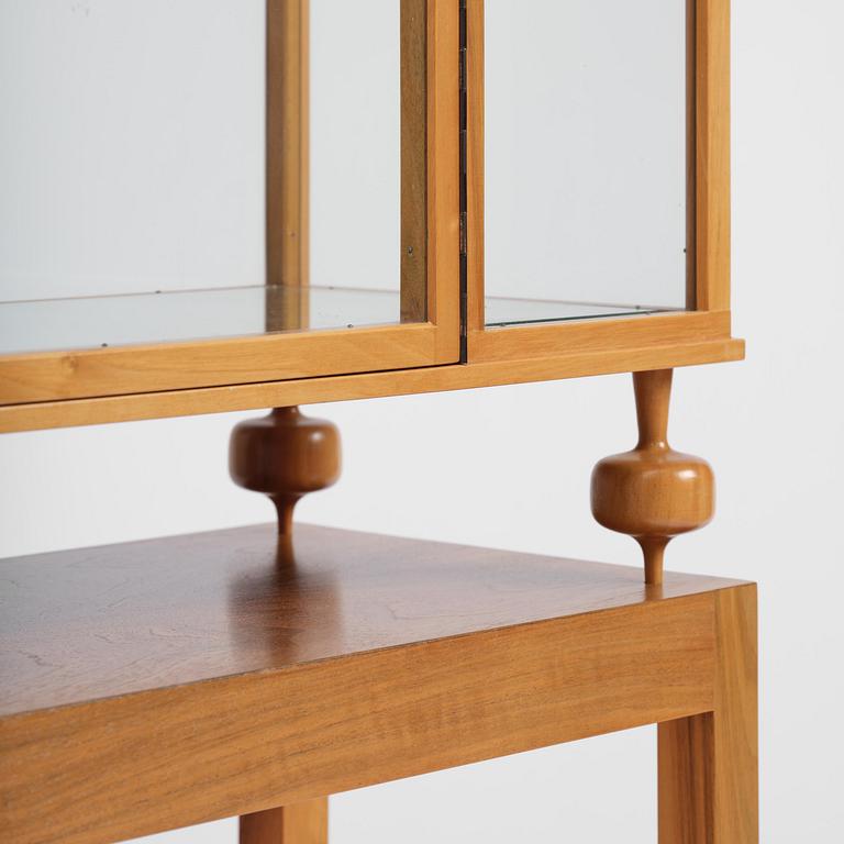 Josef Frank, a walnut showcase cabinet model "B 2077", Firma Svenskt Tenn.