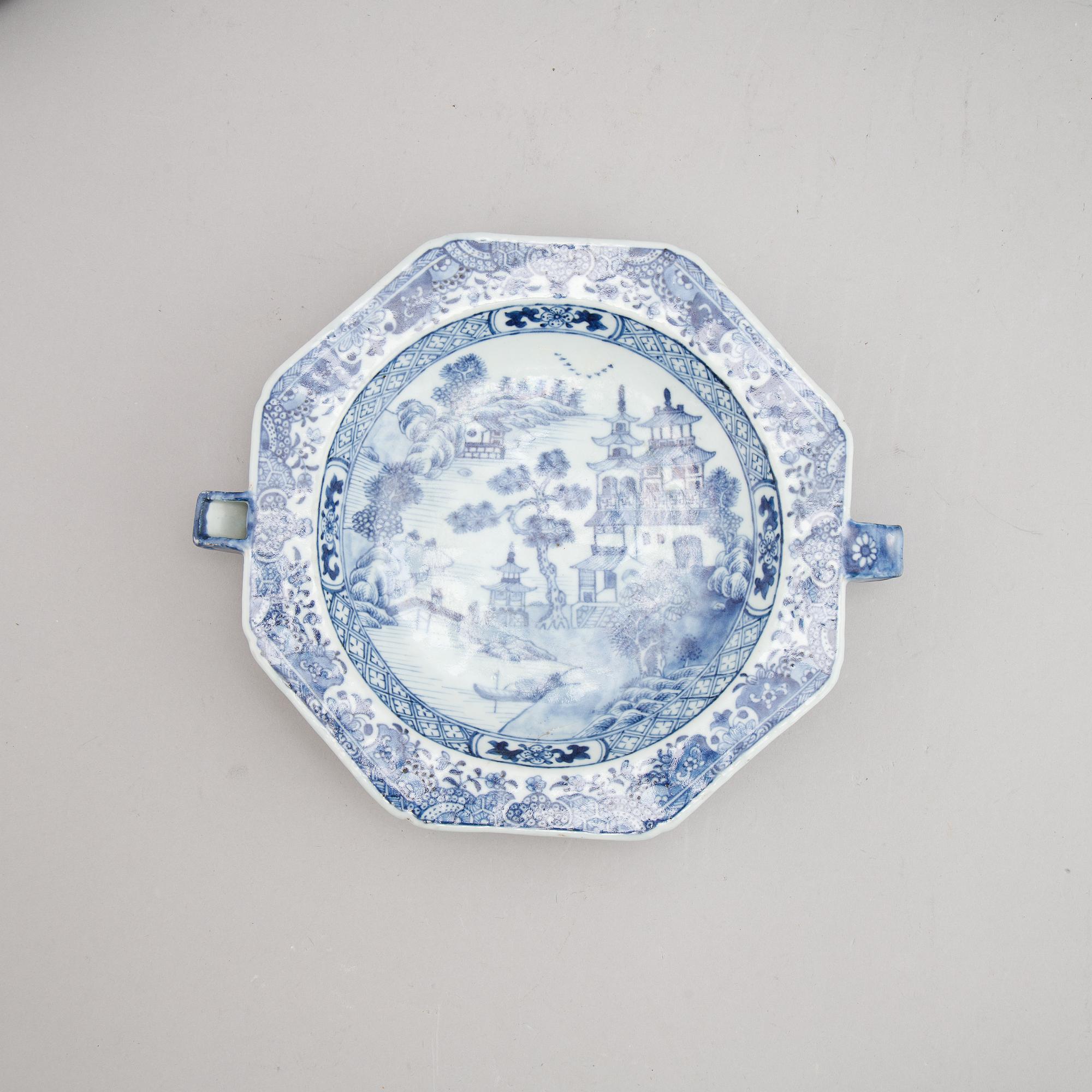 A group of four Chinese blue and white warming plates (2+1+1), Qing dynasty, 18th/19th century.