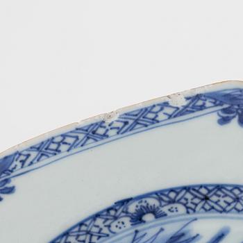 A Chinese blue and white export porcelain serving dish and two plates, Qing dynasty, Qianlong (1736-95).