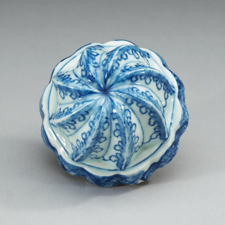 A blue and white dessert mould, Qing dynasty, Qianlong (1736-95).