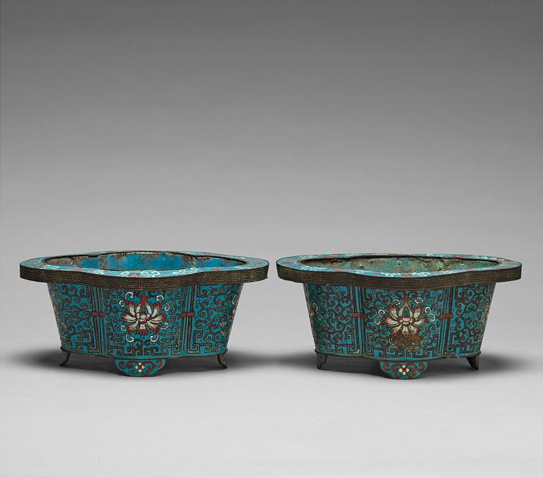 KRUKOR, cloisonné, ett par. Qingdynastin, 1800-tal.