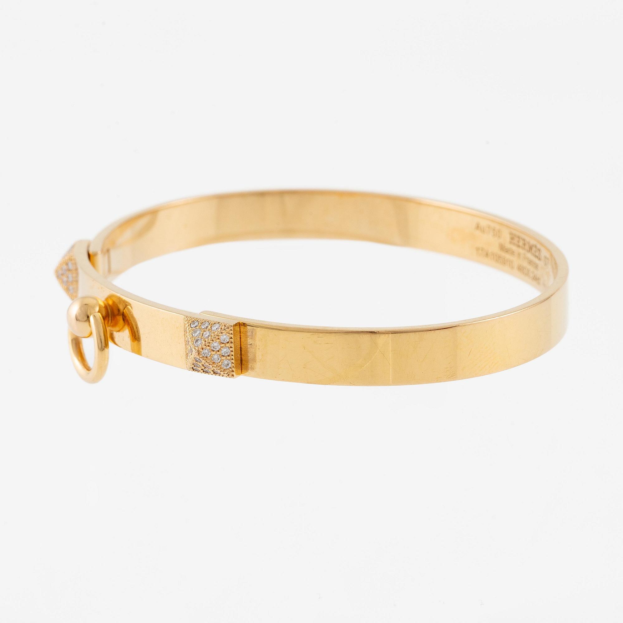 Hermès a bangle "Collier de chien" in 18K gold with round brilliant-cut diamonds.