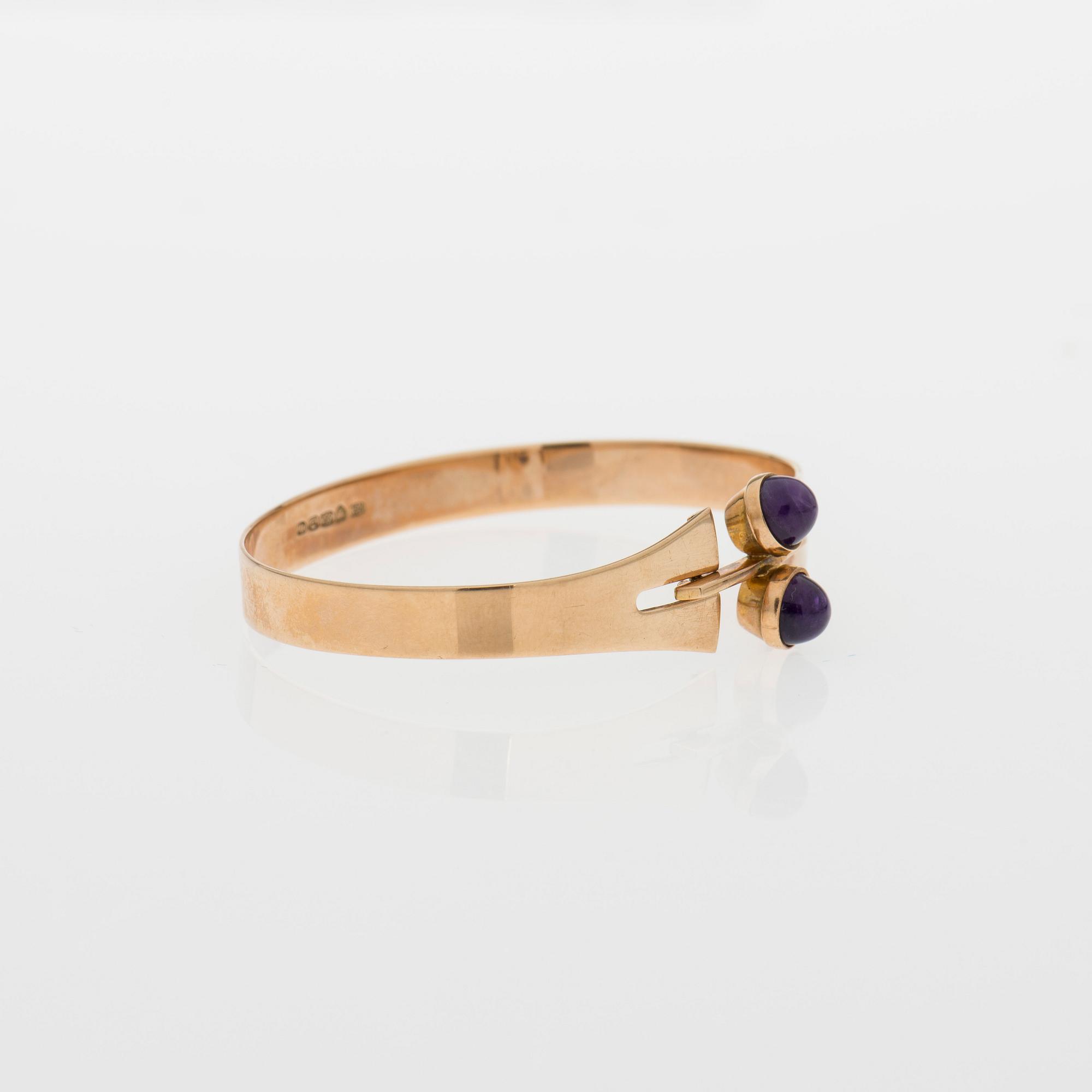 ARMBAND, cabochonslipade ametister, 14K guld. Holger Lindström, Helsingfors 1967.