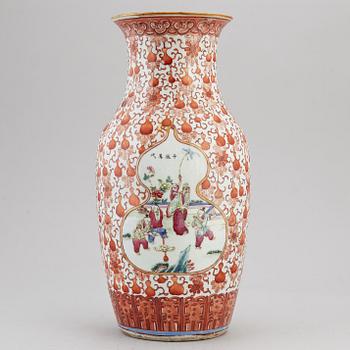 A large famille rose vase, Qing dynasty, late 19th century.