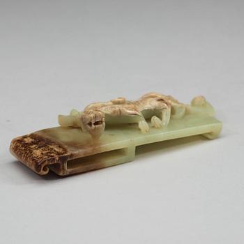 SVÄRDSFÄSTE, jade. Möjligen de krigande staternas period (475 f. Kr - 221 f.Kr).