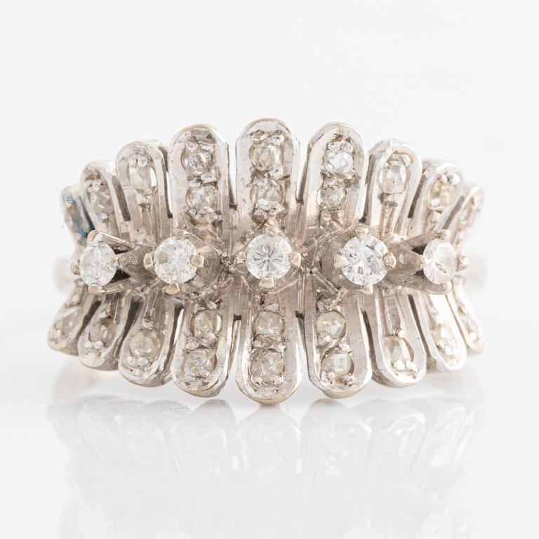 Ring, vitguld med små briljantslipade och rosenslipade diamanter.