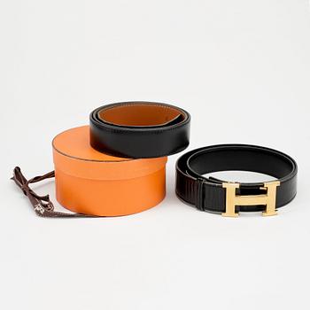 HERMÉS, a black patent leather and black leather belt.