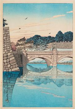 719. Kawase Hasui (1883-1957), Morning at Nijubashi Bridge. Färgträsnitt, Japan, 1900-tal.