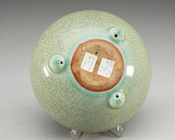 A pale green Ge glazed cencer, Qing dynasti, presumably Kangxi (1662-1722).