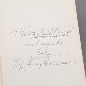 PRESIDENT HARRY S. TRUMAN (1884-1972), autograf i memorboken "Year of Decisions", New York 1955.