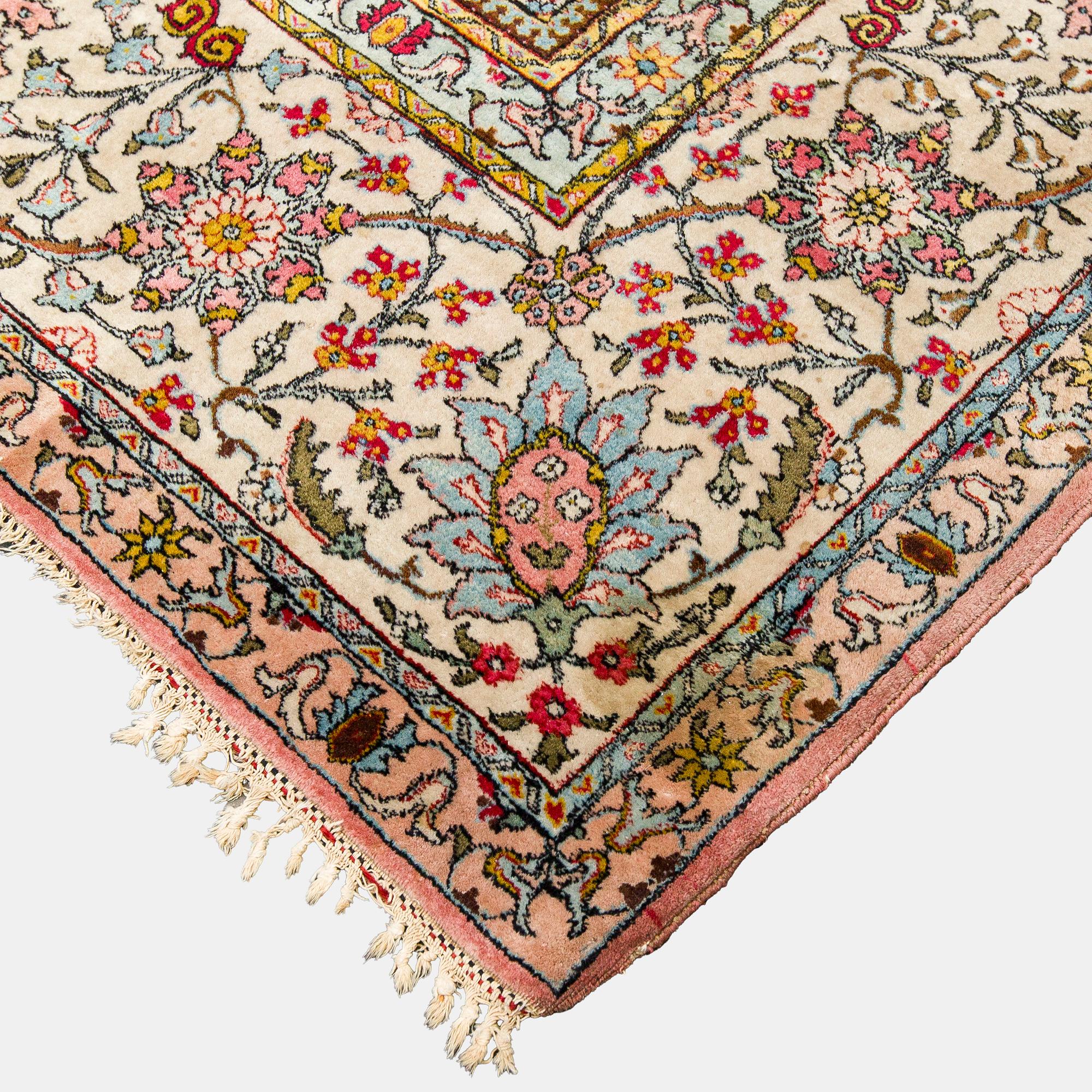 A Tbriz carpet of Safavid 'vase' design, approx. 397x295 cm.