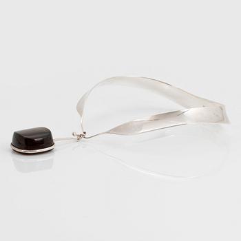 Vivianna Torun Bülow-Hübe, a sterling silver collier, design nr 160, the pendant nr 132 with a smoke coloured qvartz, Georg Jensen, Copenhagen,