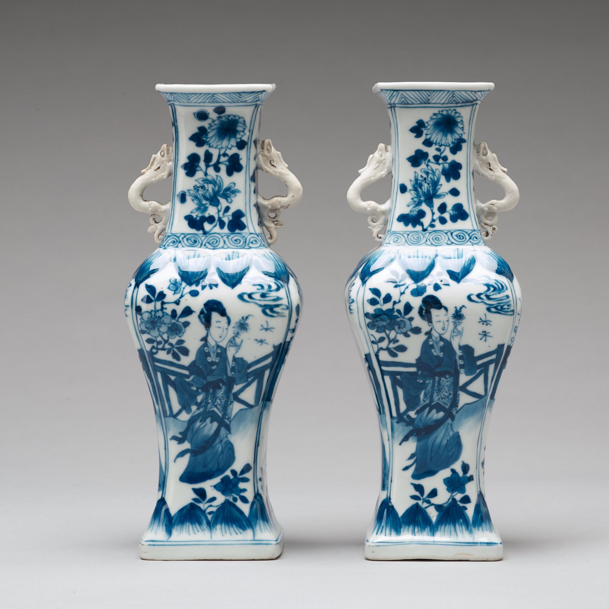 A pair of blue and white vases, Qing dynasty, Kangxi (1662-1722).