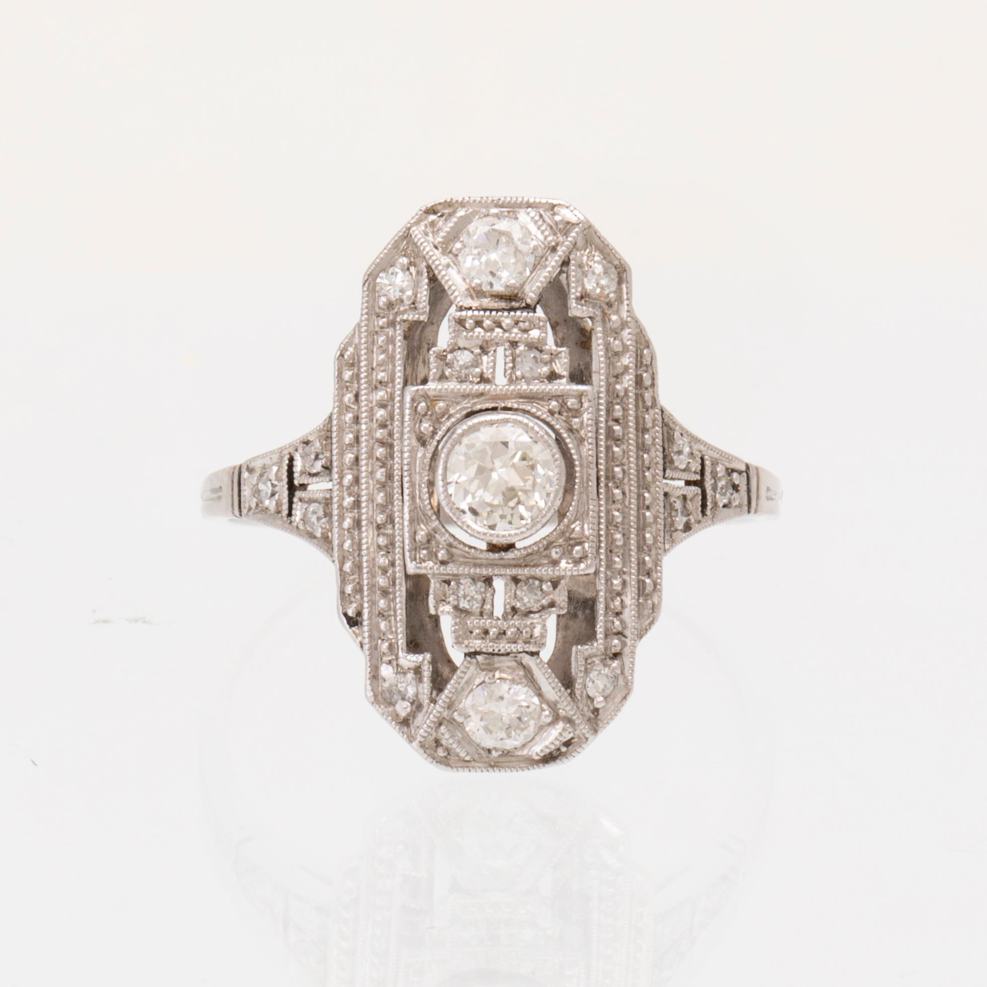 Ring Art Déco platina med runda briljantslipade samt gammalslipade diamanter.