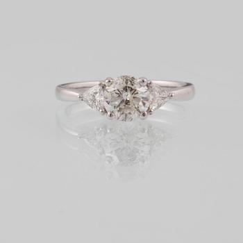 RING, 18K vitguld med briljantslipad diamant ca 1.02 ct samt 2 triangelslipade diamanter ca 0.31 ct. Vikt 3,2 gram.