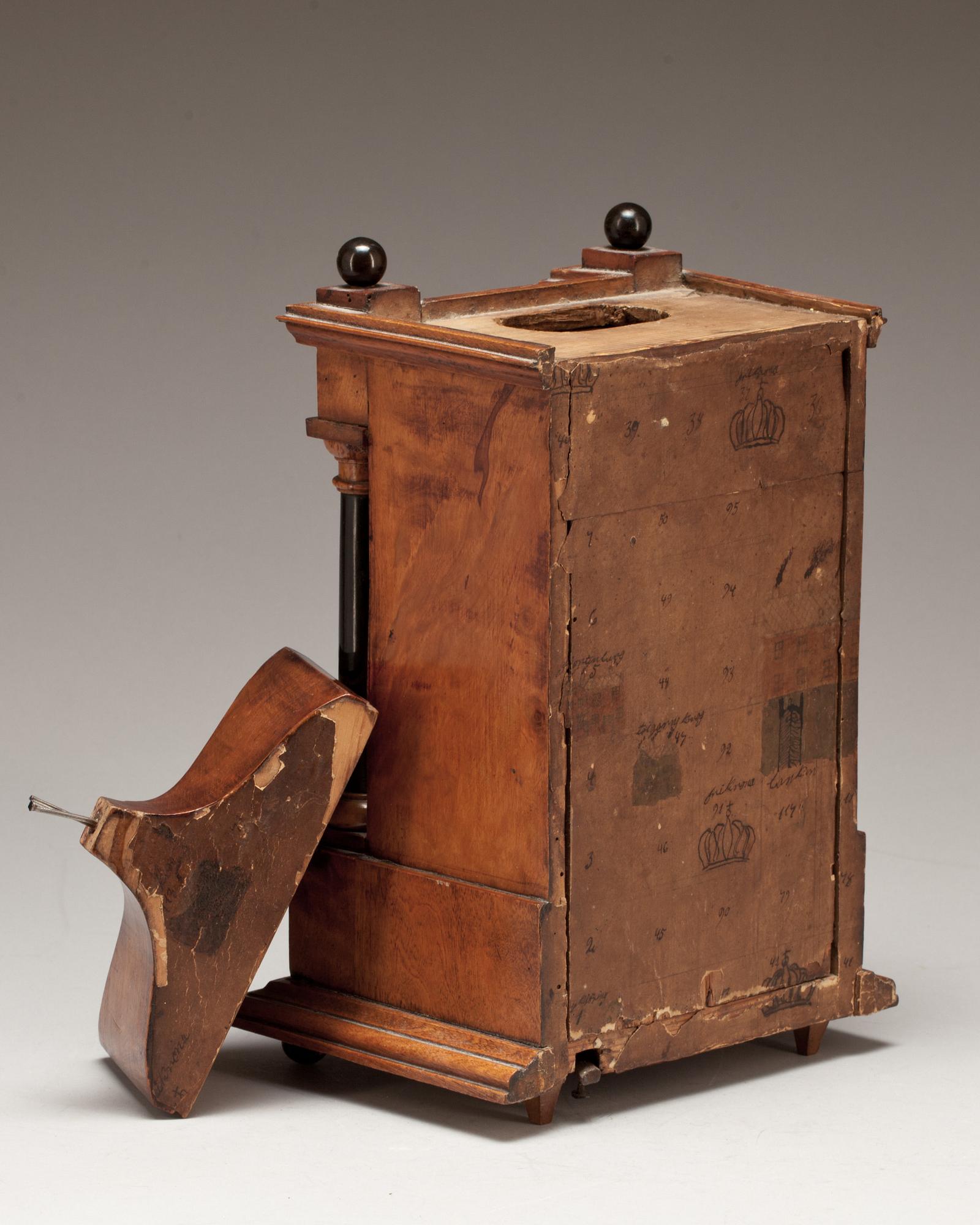 FICKURSTÄLL. Senempire, trol Baltikum. 1800-talets första hälft.