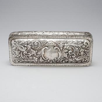 AN ENGLISH VICTORIAN SILVER BOX, London 1887. Weight with loose bottom ca 630 g.