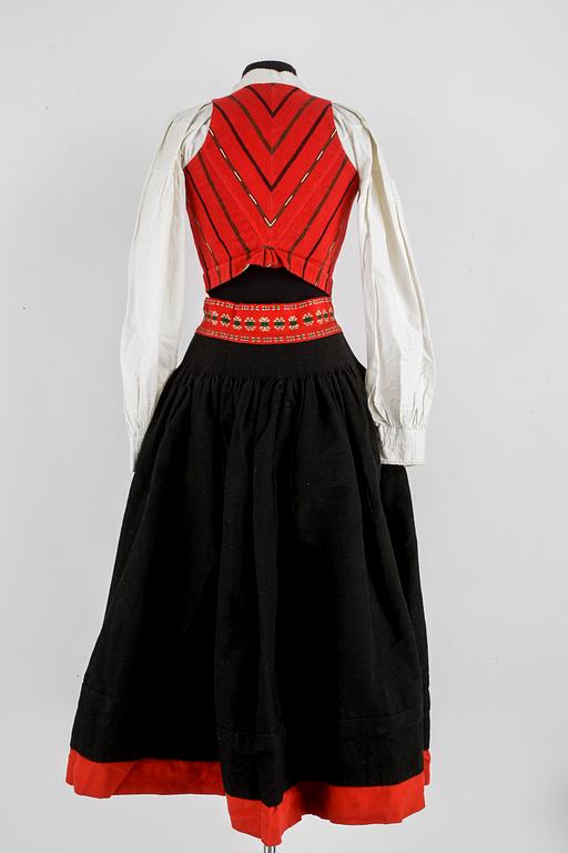 KVINNLIG FOLKDRÄKT FRÅN DELSBO, 10 delar, delvis från 1800-talet.