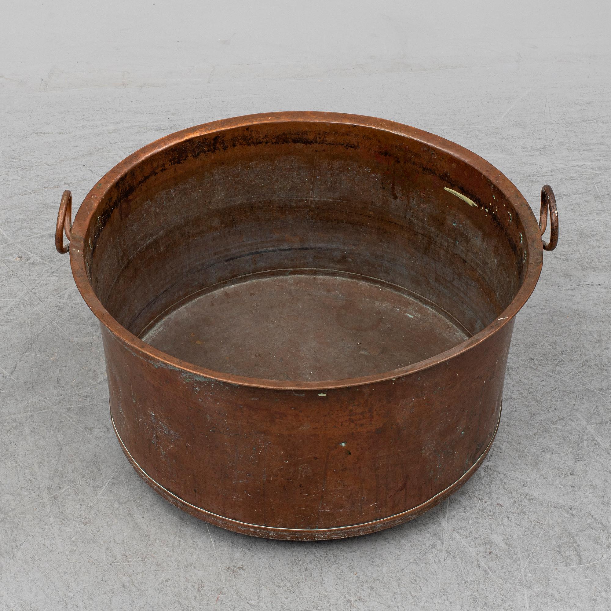 A copper cauldron, 18/19th century.