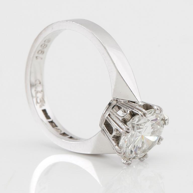 Ring solitär 18K vitguld med en rund briljantslipad diamant, Lennart Alvebris Uppsala 1989.