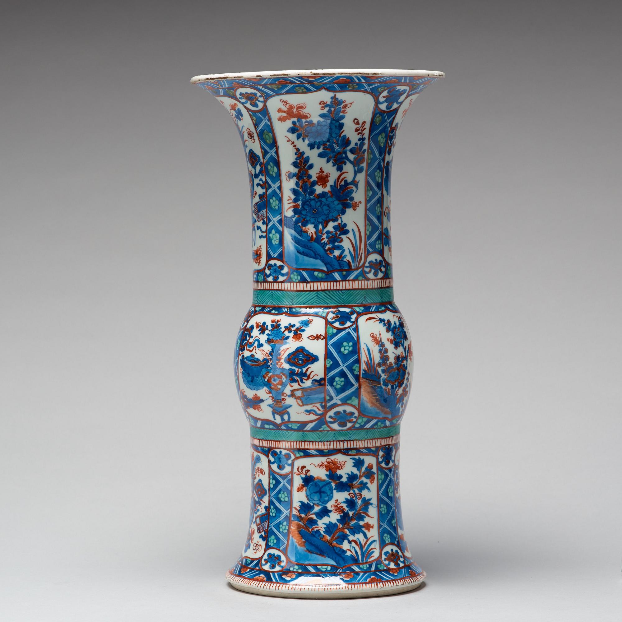 TRUMPETVAS, porslin. Qingdynastin, Kangxi (1662-1722).