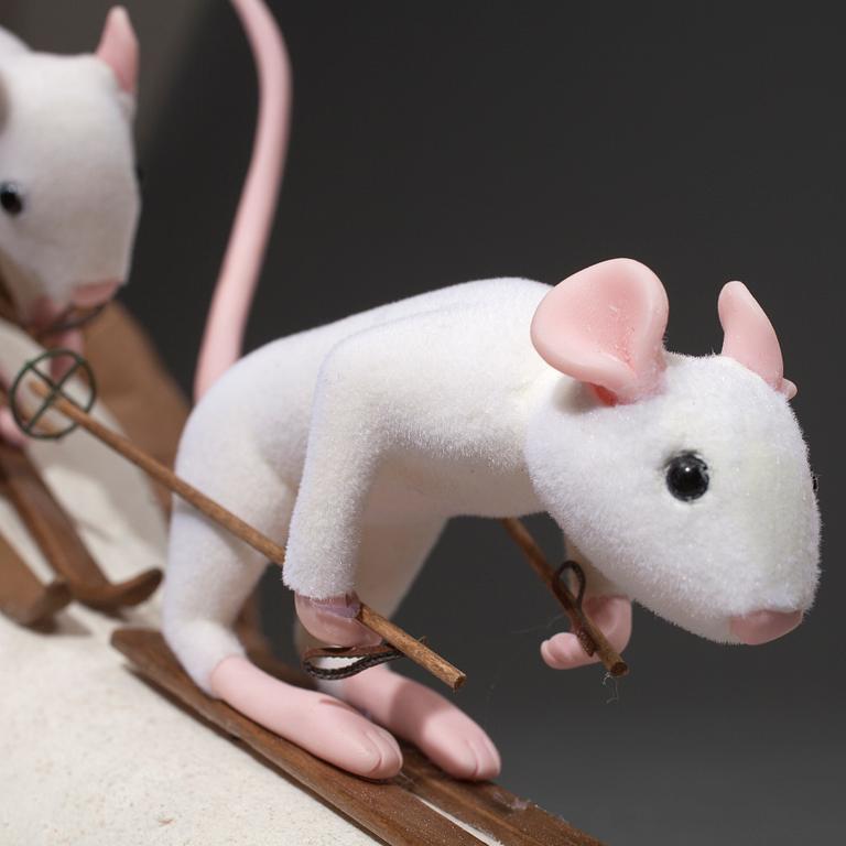 SKIDÅKANDE MÖSS, NK 2013, JoAnn Tan Studio.